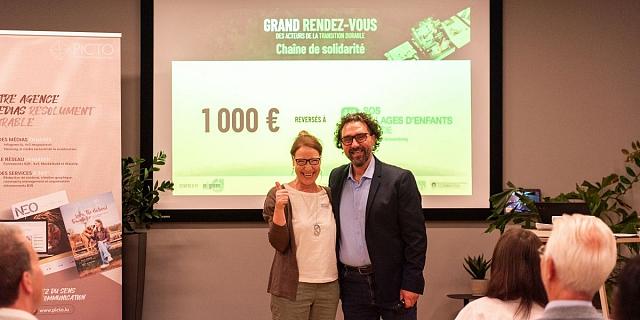 Remise du chèque à Anne Schweizer