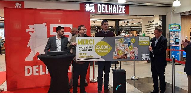 Remise du chèque de 25.000 euros à Buttek