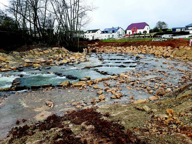 Légende photo : Rampe rugueuse ayant remplacé le seuil sur la Syre à Wecker et mise en service fin 2022 (projet Luxplan).