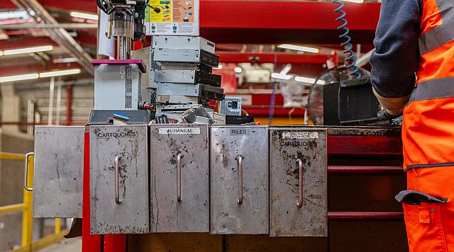 Les éléments qui composent chaque DEEE sont triés par matériaux lors du démontage manuel. Cela permet des fractions de matériaux plus purs à recycler, donc plus facilement valorisables.