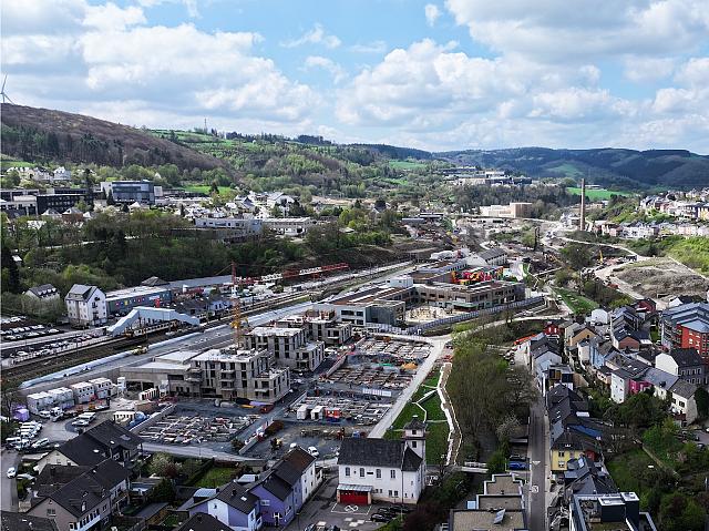 « Sur cette vue du quartier prise début juin, on constate que c'est vraiment devenu une ruche, avec plusieurs centaines d'ouvriers qui travaillent chaque jour sur le site. »