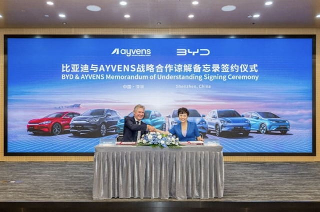 BYD et Ayvens signent un protocole d'accord mondial, (à gauche : Tim Albertsen, PDG du groupe Ayvens ; à droite : Stella Li, vice-présidente exécutive de BYD)