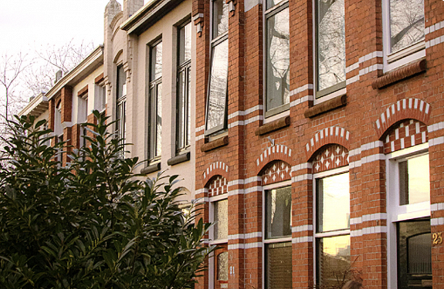Rangée de maisons à Leeuwarden, Pays-Bas. Alternance de motifs et couleurs de briques.