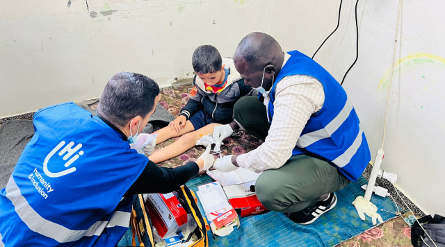 Fouad, 9 ans, a été blessé lors du bombardement. Il a été opéré à la jambe. Les conditions de vie dans le camp de déplacés ont aggravé ses blessures, entraînant une infection etla nécessité d'une nouvelle intervention chirurgicale. Autrefois actif, aimant le football et le vélo, Fouad a maintenant toujours peur et fait des cauchemars.Il veut rentrer chez lui. © S. Hejji – HQ / HI