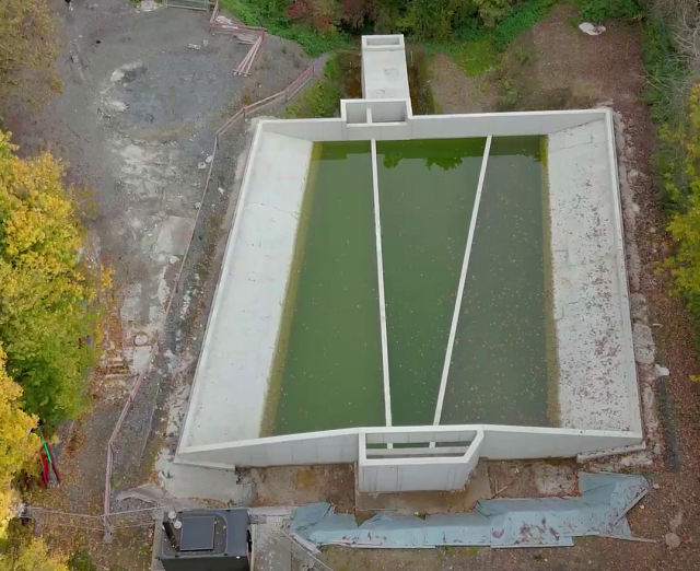 À Neuhausen, un bassin grandeur nature a été construit (avec le soutien de l'AGE et de l'Université du Luxembourg) en vue de tester la filtration RBFplus. Ronny Diederich, SIDEN : « Inspirés des processus naturels, les bassins de filtration RBFplus utilisent des substrats spécifiques pour adsorber les micropolluants tout en favorisant leur décomposition biologique. »