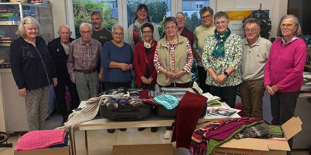 Le don de l'association Parkinson Luxembourg : deux voitures remplies d'écharpes, de bonnets et de chaussettes.