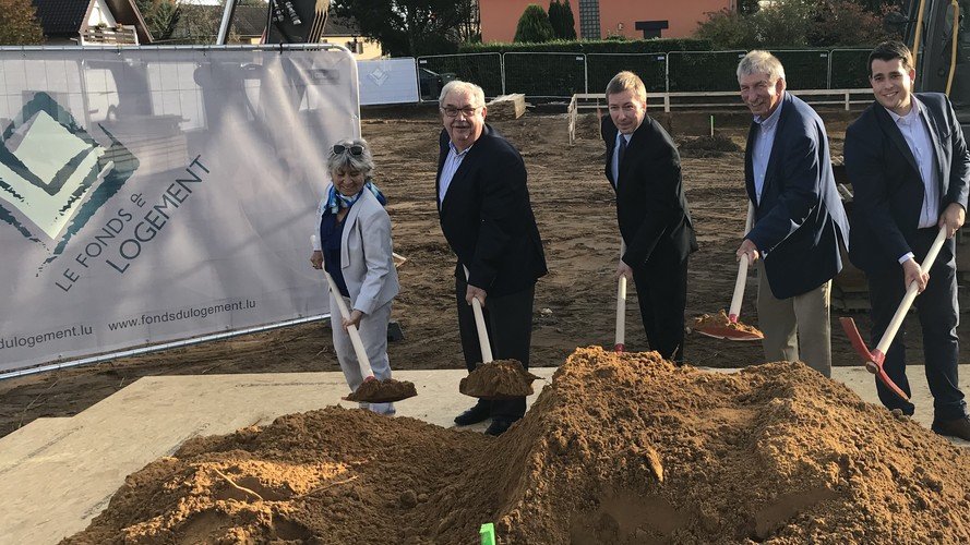Premier coup de pelle d'un projet de construction comprenant 10 maisons unifamiliales à Senningerberg