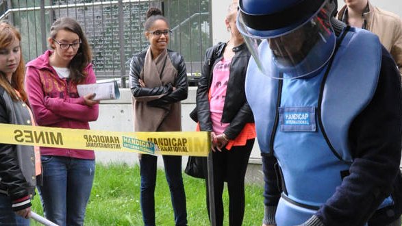 Handicap International sensibilise les lycéens luxembourgeois au déminage humanitaire