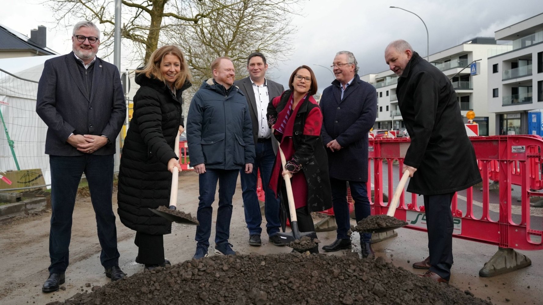 Aménagement du premier chemin cyclable avec une voie suggestive de couleur rouge