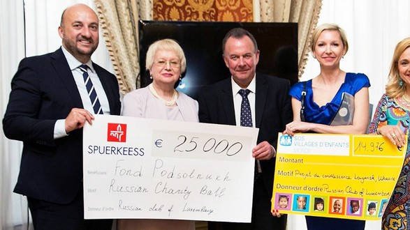 25.000 euros remis à SOS Villages d'Enfants Monde par les organisateurs du Bal russe