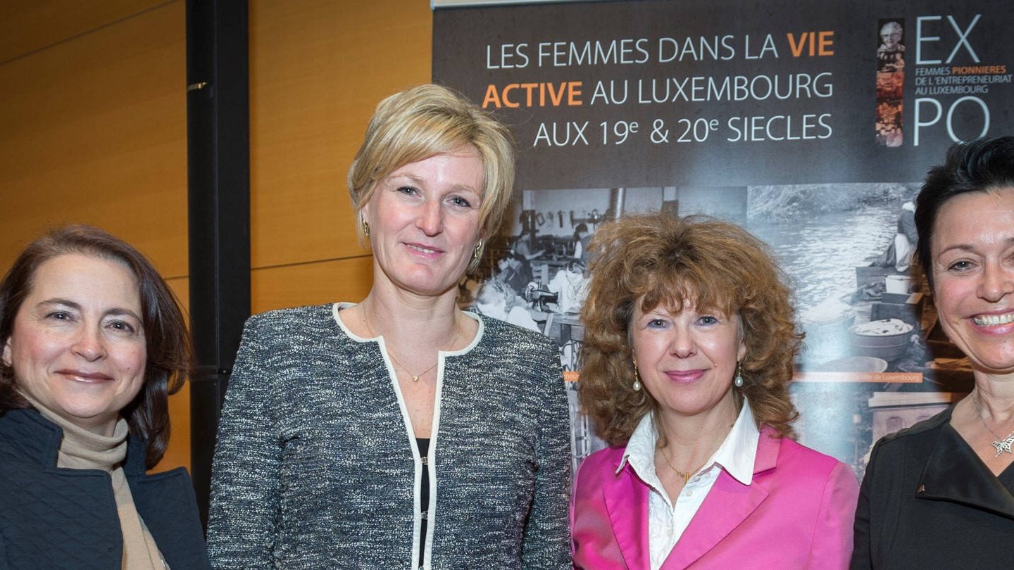 Salle pleine pour le vernissage de l'exposition des Femmes Pionnières de l'Entrepreneuriat
