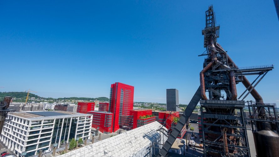 Tour sur le haut fourneau A en montant (ascenseur) jusqu'à la plateforme du gueulard – Illustration