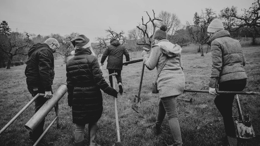 Joindre les actes à la parole