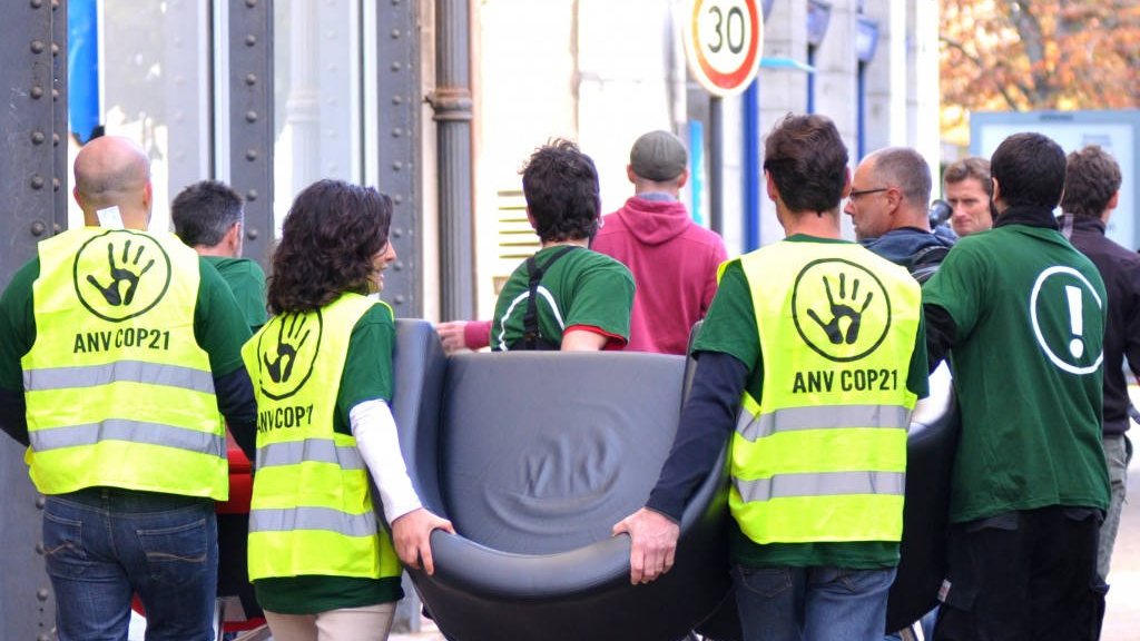 Le mouvement des « faucheurs de chaises » s'amplifie