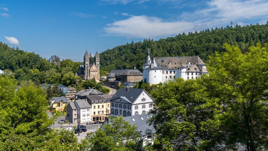 Clervaux, le centre historique sous un ciel bleu