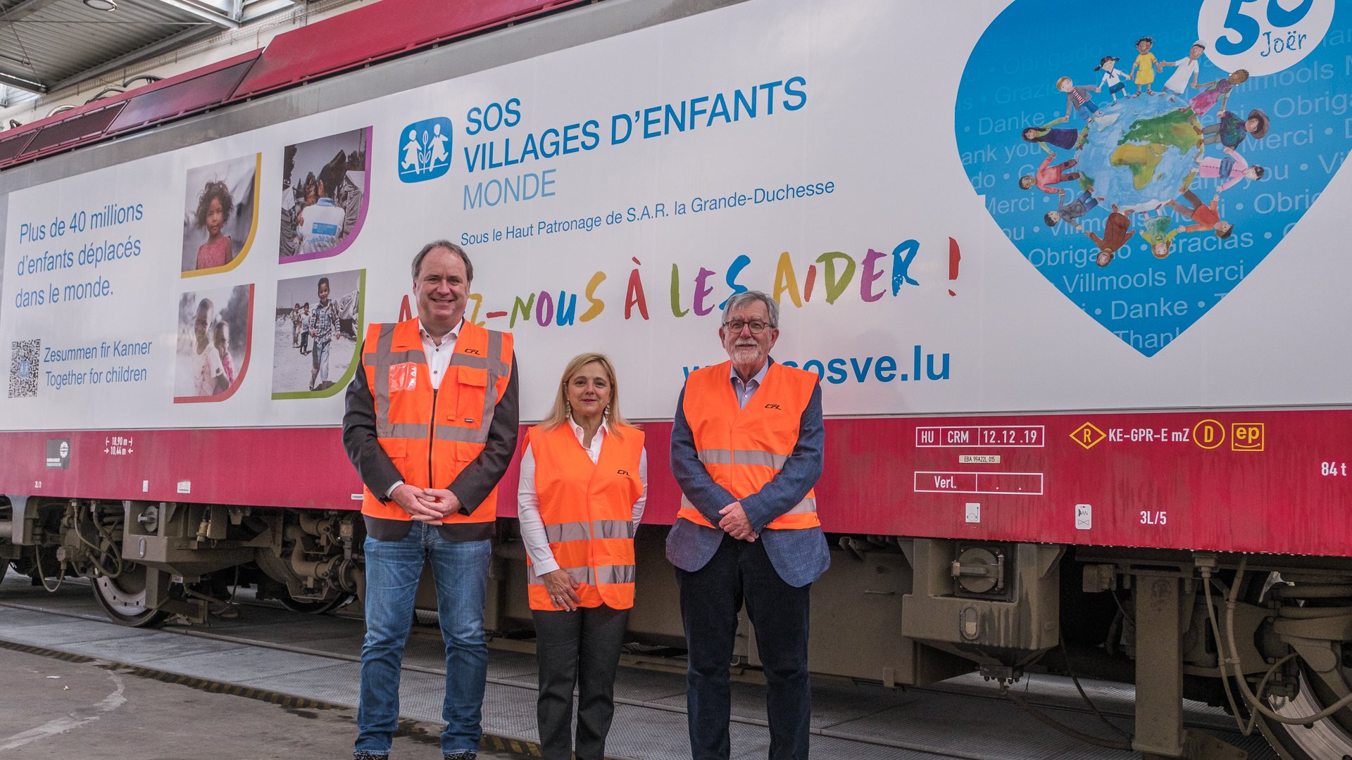 Une locomotive des CFL aux couleurs de SOS Villages d'Enfants Monde