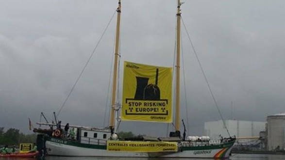 A bord du Beluga II, les militants Greenpeace se mobilisent contre nos vieilles centrales