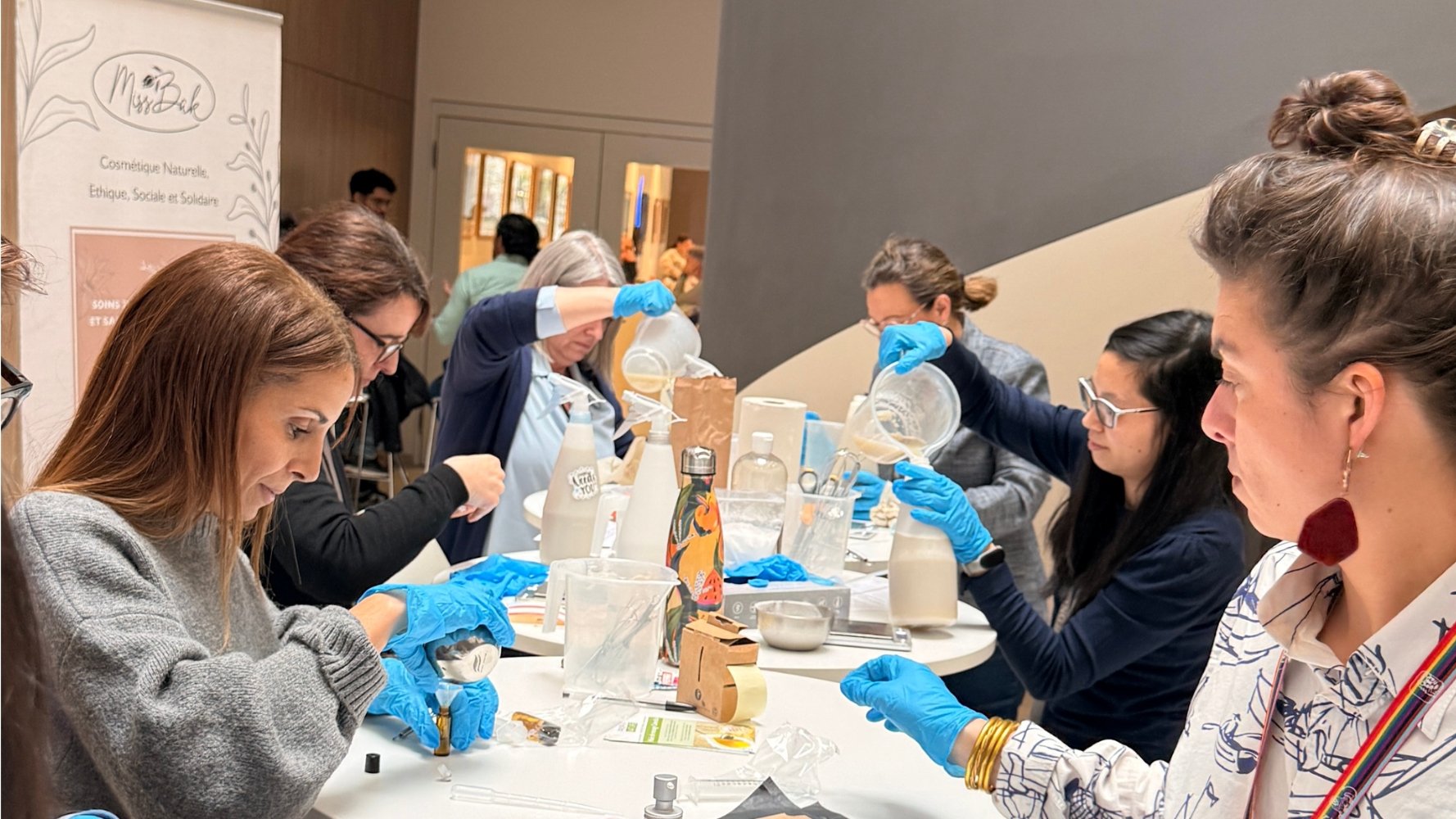 Former pour consommer autrement : la cosmétique naturelle comme levier