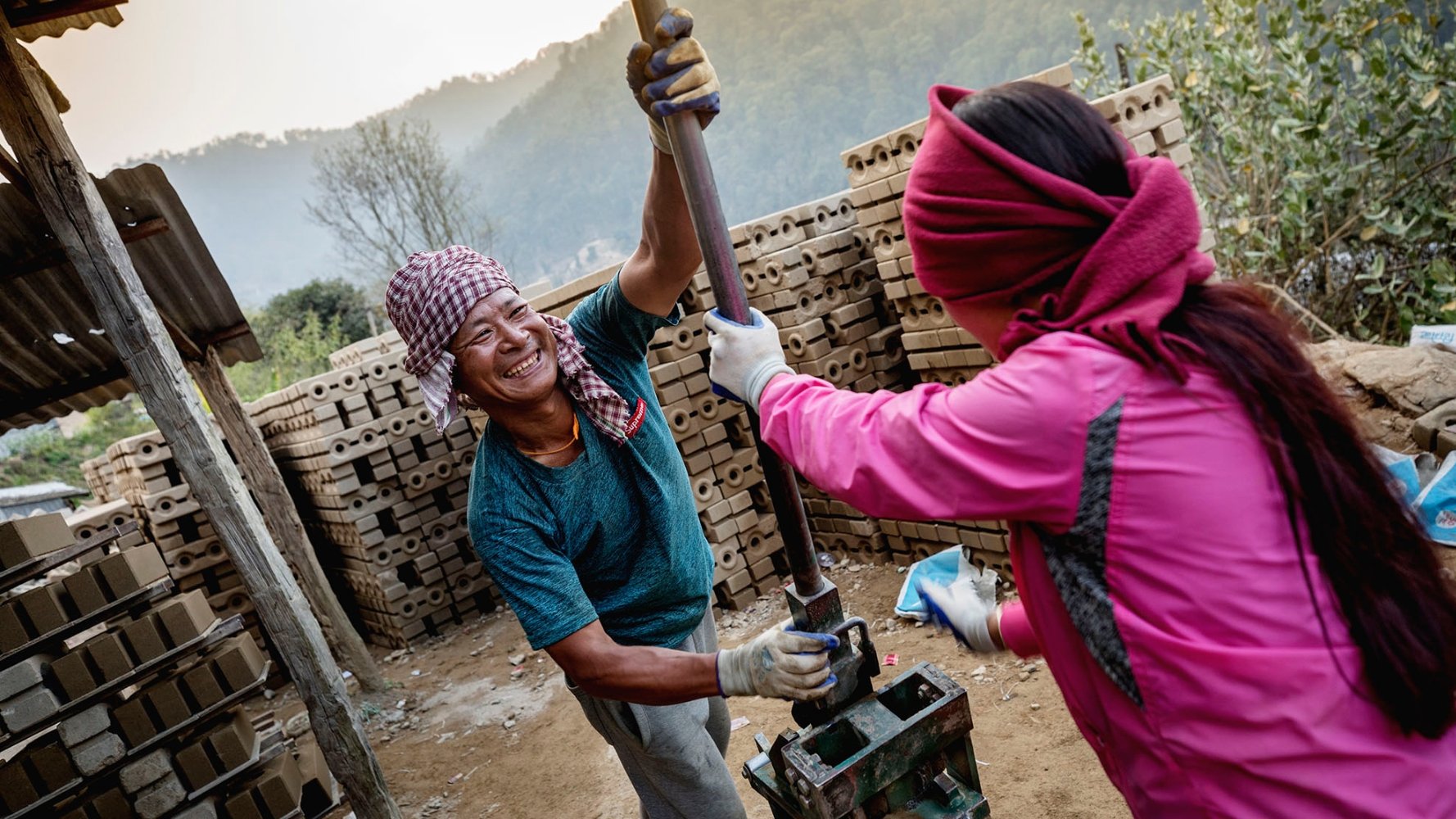 Des écobriques pour des logements sûrs et abordables au Népal