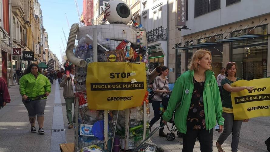 Un monstre de plastique se promène dans les rues du Luxembourg