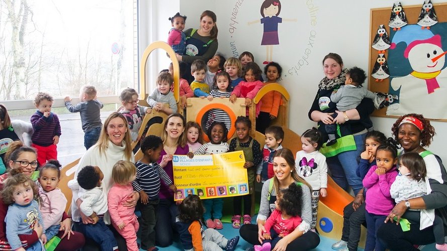 Les crèches La colline aux enfants font un don de 834 € à SOS Villages d'Enfants Monde