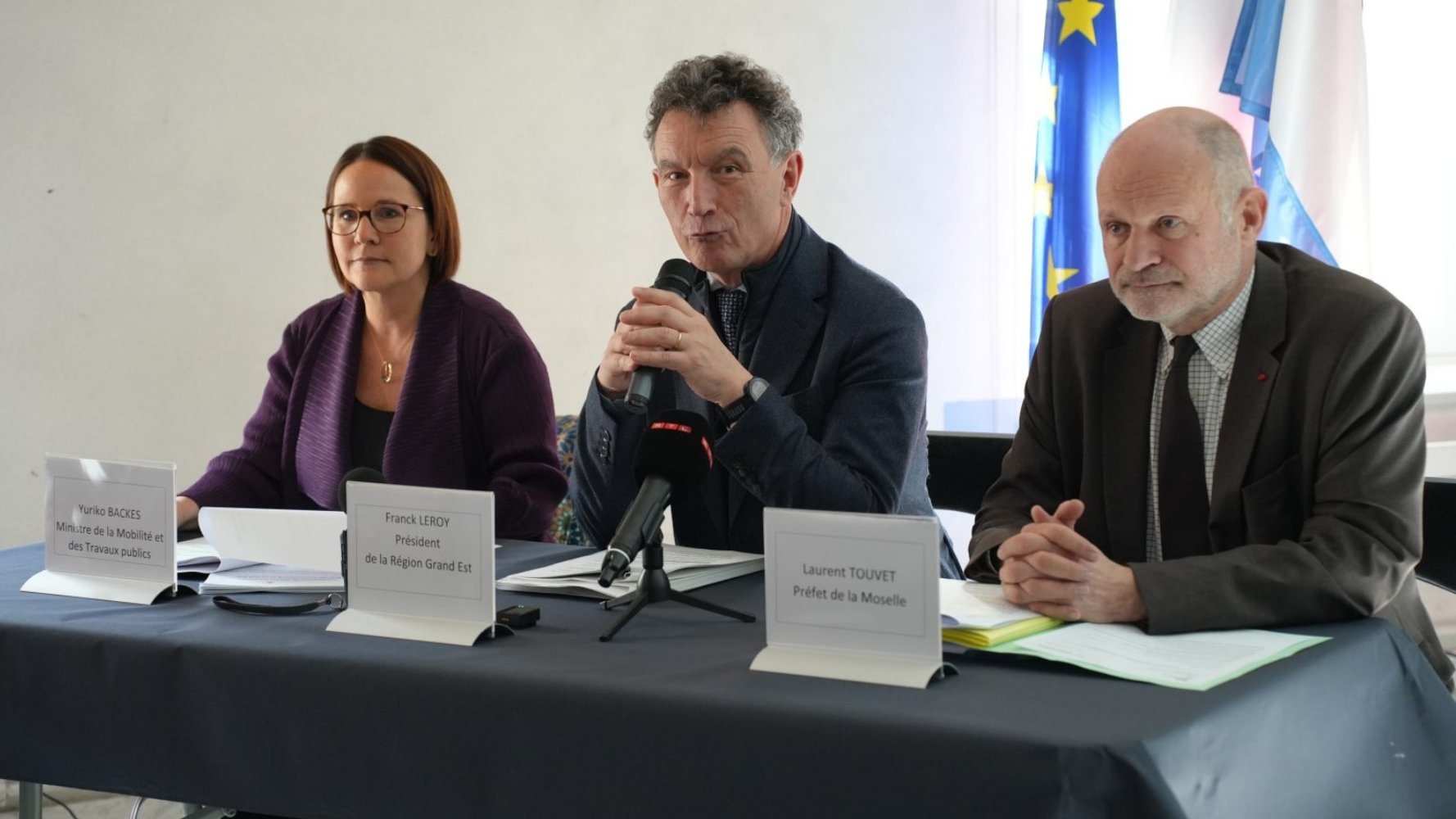 (de g. à dr.) Yuriko Backes, ministre de la Mobilité et des Travaux publics ; Franck Leroy, président de la Région Grand Est ; Laurent Touvet, préfet de la Moselle