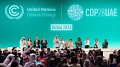 Le président de la COP28, Sultan al-Jaber (au centre), applaudit l'accord inédit sur les énergies fossiles
