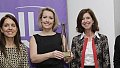 La lauréate 2014 du Woman Business Manager of the Year Award reçoit son award