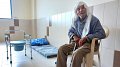 Moustafa Al Sweid, 87 ans, est réfugié avec un de ses fils et sa belle-fille dans une école transformée en centre d'hébergement collectif à Tyr (sud-ouest).