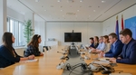 De g. à dr. : Vanessa Baldassarri, gestionnaire de l'Ombudsman ; Claudia Monti, médiatrice au Luxembourg ; Jacques Vandivinit, directeur du Fonds du logement ; Diane Dupont, présidente du Conseil d'Administration du Fonds du logement ; Romain Alff, directeur du Service des aides au logement ; Marie-Josée Vidal, Premier Conseiller de Gouvernement ; Claude Meisch, ministre du Logement et de l'Aménagement du territoire ; Gilles Dhamen, Premier Conseiller de Gouvernement ; Vanessa Baldassarri, gestionnaire de l'Ombudsman ; Claudia Monti, médiatrice au Luxembourg
