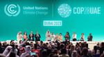 Le président de la COP28, Sultan al-Jaber (au centre), applaudit l'accord inédit sur les énergies fossiles 