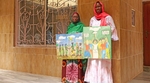 Fatou Gueye et Fatou Bintou à Ziguinchor, montrent des tableaux peints par des élèves sénégalais dans le cadre d'activité de sensibilisation. Octobre 2023